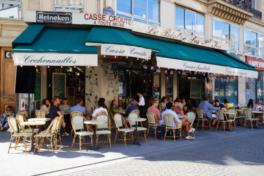 Paris, Fransa-01 Ekim 2023: Le bistro des Halles, Paris 'in Les Halles bölgesinde bulunan geleneksel Fransız kafesi. .
