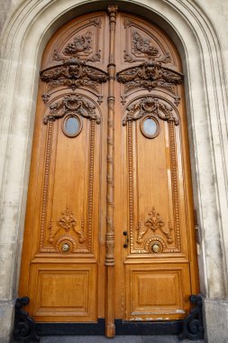 Paris, Fransa 'da eski süslü bir kapı - tipik eski bir apartman..