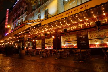 Paris Fransa-18 Ekim 2018: Yağmurlu bir akşamda Au pied du cochon adlı ünlü restoran. Paris 'in Les Halles bölgesinde yer almaktadır. Neon ışıkları 1947 'den beri kapanmadı..