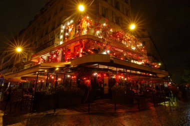 Paris, Fransa-18 Ekim 2023: Yağmurlu Florida akşamındaki geleneksel Fransız restoranı Paris 'in Les Halles bölgesinde yer almaktadır..