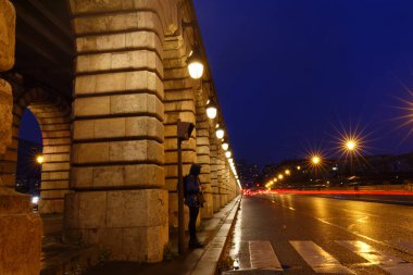 Bercy Köprüsü 'nün yağmurlu gecelerindeki atari salonu, Paris, Fransa