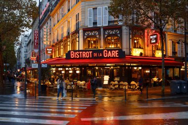Paris, Fransa-23 Ekim 2023: The Bistrot de la gare, Gare de Lyon tren istasyonunun karşısındaki geleneksel Fransız restoranıdır..