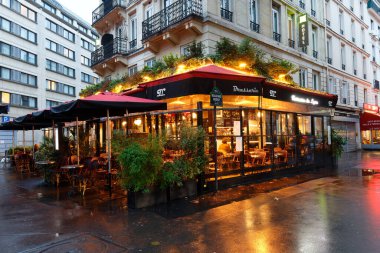 Paris, Fransa-23 Ekim 2023: Brasserie Terrasse de Lyon, Gare de Lyon tren istasyonunun karşısındaki geleneksel Fransız restoranıdır..