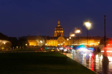 Yağmurlu bir akşamda Saint Louis Katedrali, Paris, Fransa.