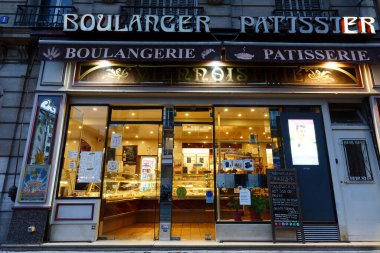 PARIS, FRANCE - 24 Ocak 2022: Gare de Lyon tren istasyonu yakınlarındaki 12. bölgede bulunan vintage pastane ve pastane.