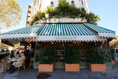 Paris, Fransa-29 Ekim 2023: Cafe Pierrot, Paris 'in 15. Bölgesi' nde Eyfel Kulesi yakınlarında bulunan geleneksel bir Fransız kafesidir..