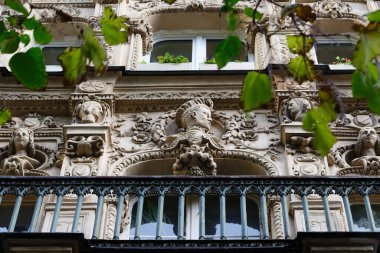 Tipik balkon ve pencereli geleneksel Fransız evinin ön cephesi. Paris, Fransa.