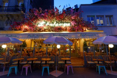 Paris, Fransa-15 Kasım 2023: L 'Ephemere, Paris' in 14. Bölgesi Alesia Mahallesi 'nde bulunan geleneksel İtalyan kafe.