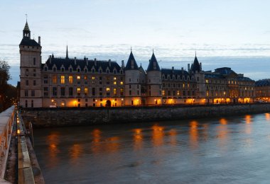 Paris, Fransa 'daki Conciergerie Binası' nda. Paris 'in Seine Nehri suyunda ışık yansıması var. Fransa.