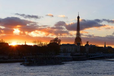 Günbatımında Paris silueti, Eyfel kulesi, Alexandre III köprüsü, Seine nehri, Paris, Fransa