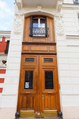 Paris, Fransa 'da eski süslü bir kapı - tipik eski bir apartman..