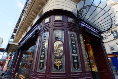 Paris, Fransa - 25 Kasım 2023: Oberkampf bölgesindeki Voltaire Bulvarı 'ndaki geleneksel Fransız pastanesi ve pastanesi Ble d' or. Paris, Fransa.