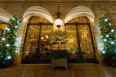 Paris, Fransa-09 Aralık 2022: Ritz Paris Noel için dekore edildi. Paris 'in merkezinde, Paris' in 1. bölgesindeki Place Vendome 'a bakan bir oteldir..