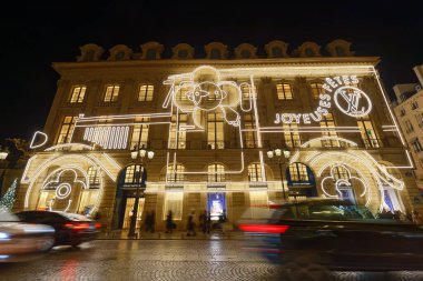 Paris, Fransa-09 Aralık 2023: Tarihi Paris 'teki Place Vendome' daki Louis Vuitton butiğinin Noel dekoru
