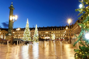 Napoleon Bonaparte heykeli olan Vendome köşesi, Fransa 'nın yağmurlu gecelerinde Noel için süslenmiş Vendome Meydanı' nda. Vendome sütununda 425 sarmal bronz plaka var..