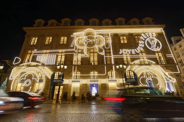 Paris, Fransa-09 Aralık 2023: Tarihi Paris 'teki Place Vendome' daki Louis Vuitton butiğinin Noel dekoru