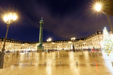 Napoleon Bonaparte heykeli olan Vendome köşesi, Fransa 'nın yağmurlu gecelerinde Noel için süslenmiş Vendome Meydanı' nda. Vendome sütununda 425 sarmal bronz plaka var..