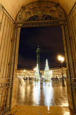 Napoleon Bonaparte heykeli olan Vendome köşesi, Fransa 'nın yağmurlu gecelerinde Noel için süslenmiş Vendome Meydanı' nda. Vendome sütununda 425 sarmal bronz plaka var..