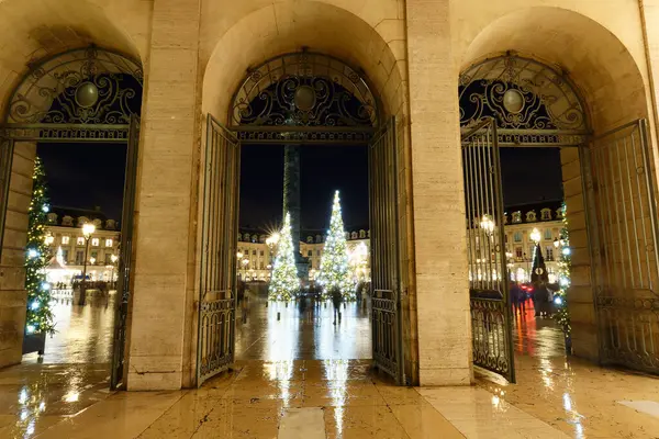 拿破仑 波拿巴雕像的Vendome柱子 位于法国巴黎的Vendome广场上 雨夜装饰着圣诞节 圆柱形柱上有425块螺旋形浮雕青铜板 由大炮制成 — 图库照片