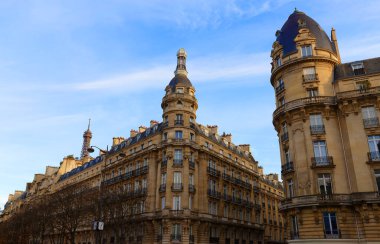 Tipik balkon ve pencereli geleneksel Fransız evlerinin cepheleri. Paris, Fransa.