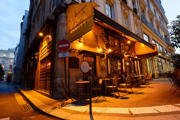 Paris, Fransa-19 Kasım 2023: Bar L 'Auberge Cafe Paris' in birinci bölgesindeki Les Halles bölgesinde yer alan geleneksel bir Fransız restoranıdır..