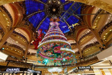 PARIS, FRANSA 19 ARALIK 2023: Haussmann Bulvarı, Paris 'teki Lafayette Galerisi' nde Noel ağacı. Lafayette Galerisi Paris 'in en popüler, şık ve seçkin alışveriş merkezlerinden biridir..