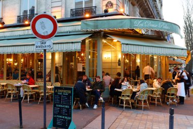 Paris, Fransa - 16 Aralık 2023: Brasserie Les Deux Palais, Paris 'te Ile de la Cite' de önemli bir kaldırım kafesi ve Paris restoranı.