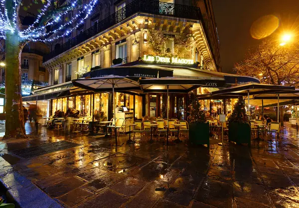 Paris, Fransa - Ekim 05, 2020: Saint-Germain Bulvarı 'ndaki ünlü Kafe Les Deux Magot. Hemingway' den Picasso 'ya kadar entelektüel yıldızların eviydi..