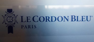 Paris, Fransa-05 Ocak 2024: Le Cordon Bleu logosu. 1895 yılında Paris 'te kurulmuş olup günümüzde dünyanın en büyük aşçılık ve konukseverlik okulları ağı olarak kabul edilmektedir. Paris 'in 15. bölgesindeki Andre Citroen rıhtımında yer almaktadır..