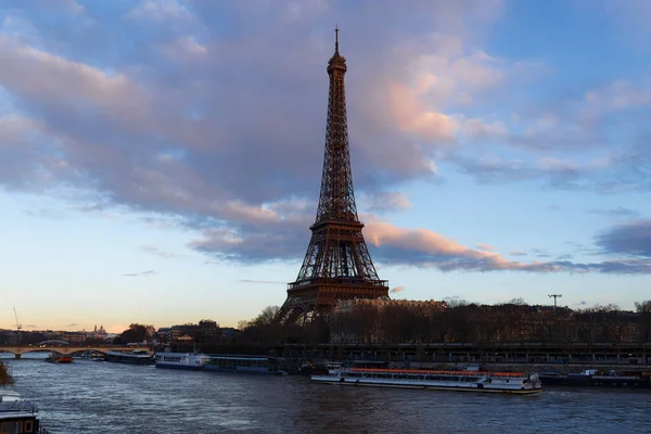 Paris, Fransa 'da gün batımında Eyfel Kulesi ve Seine Nehri manzarası. Eyfel Kulesi, Paris 'in en ikonik simgelerinden biridir.