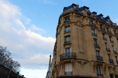 Arka planda Eyfel kulesi olan tipik balkon ve pencereli geleneksel Fransız evinin ön cephesi. Paris mi? Fransa.