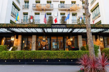 Paris, Fransa-10 Ocak 2023: Napolyon 'un Noel için dekore ettiği 5 yıldızlı lüks otel. Şanzelize ve Zafer Kemeri 'nden sadece bir taş atımlık mesafede..