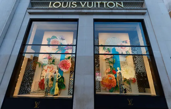 PARIS, FRANCE - 10 Ocak 2024: Louis Vuitton Paris Champs Elysees 'deki lüks mağaza vitrinleri. Dünyadaki en büyük Vuitton mağazası..