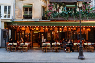 Paris, Fransa-02 Şubat 2024: Tambour Paris 'in 2. bölgesinde bulunan geleneksel bir Fransız restoranıdır. .