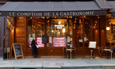 Paris, Fransa -2 Şubat 2024: Paris 'in 2. bölgesinde geçiyor, Montmartre caddesi, Le Comptoir de la Gastronomie Paris' in güney batısından gelen spesiyalleri yemek için favori adresi..