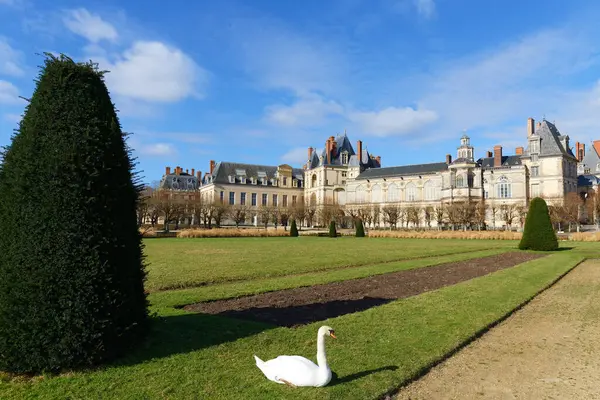 Güzel bir ortaçağ simgesi. Kraliyet av kalesi Fontainbleau. Fontainebleau Sarayı - Fransa 'nın en büyük kraliyet kalelerinden biri, UNESCO World sitesi.