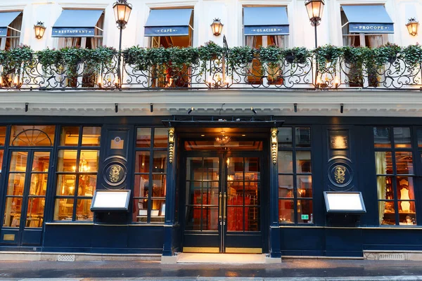 PARIS, FRANCE - 17 Şubat 2024: Akşamları tarihi Cafe Procope. Paris 'in en eski restoranıdır ve 1686' da açılmıştır. .