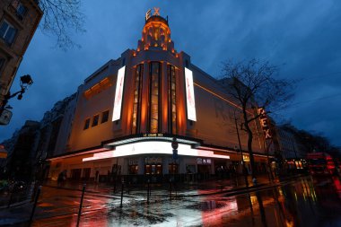 PARIS, FRANCE -24 Şubat 2024 - 1932 'de yapılmış, yağmurlu gecelerde Grand Rex sineması. Paris 'teki Art Deco mimarisinin bir simgesidir. Paris 'in göbeğinde Grands Bulvarı' nda..