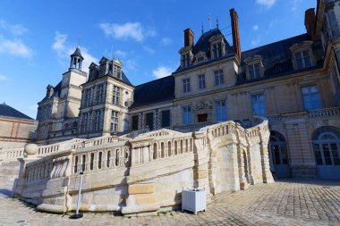 Fontainebleau Sarayı 'nın baş at nalı merdiveni 8. Louis' den III. Napolyon 'a kadar Fransız hükümdarlarının ikametgahı olarak hizmet vermiştir..