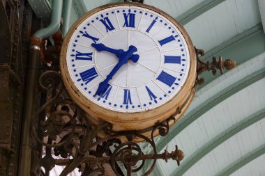 Paris tren istasyonunda görülen saat. Fransa.