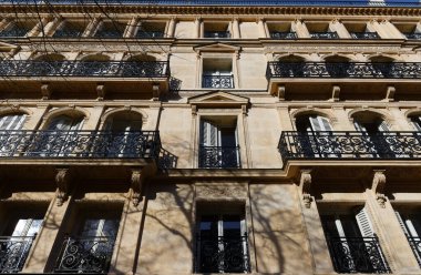 Tipik balkon ve pencereli geleneksel Fransız evinin ön cephesi. Paris, Fransa.