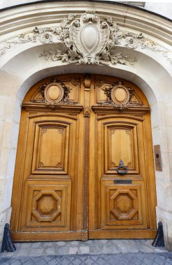 Paris, Fransa 'da eski süslü bir kapı - tipik eski bir apartman..