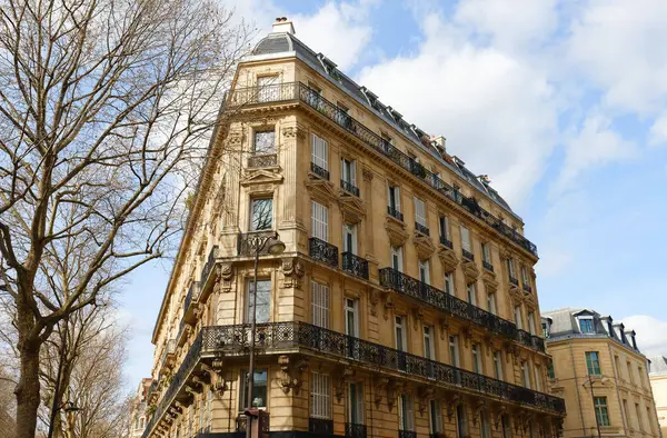 Tipik balkon ve pencereli geleneksel Fransız evinin ön cephesi. Paris, Fransa.