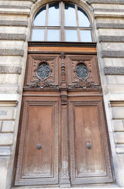 Paris, Fransa 'da eski süslü bir kapı - tipik eski bir apartman..