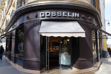 Paris, Fransa-16 Mart 2024: Geleneksel Fransız fırını ve pastanesi Gosselin, Paris 'in 7. Bölgesi' ndeki St. Germain Bulvarı 'nın köşesinde güzel bir köşedeydi..