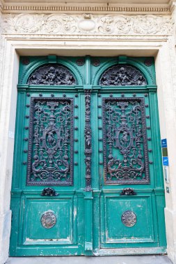 Paris, Fransa 'da eski süslü bir kapı - tipik eski bir apartman..