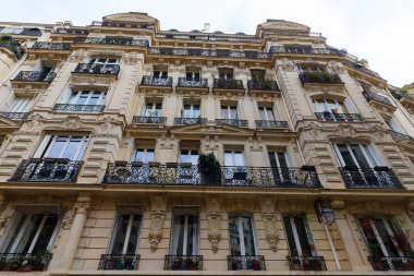 Tipik balkon ve pencereli geleneksel Fransız evinin ön cephesi. Paris, Fransa.