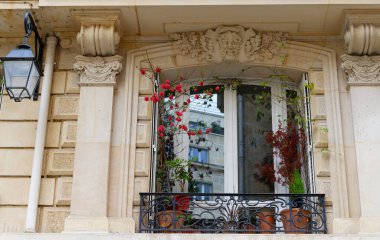 Tipik balkon ve pencereli geleneksel Fransız evinin ön cephesi. Paris, Fransa.