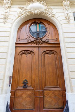 Paris, Fransa 'da eski süslü bir kapı - tipik eski bir apartman..