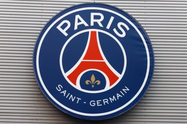 PARIS - 13 Nisan 2024: Fransız Ligue 1 futbol kulübü Paris Saint-Germain 'in Parc des Princes stadyumundaki logosu
